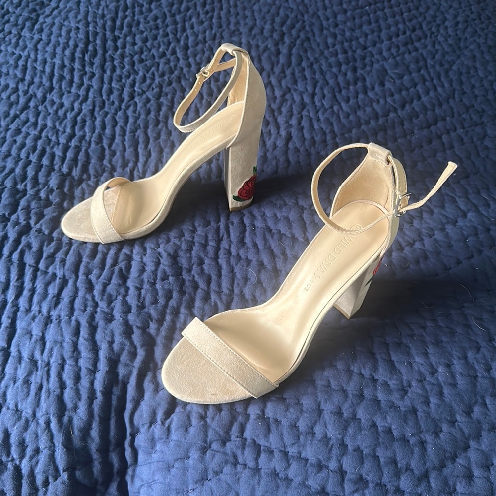 High heel with embroidered heels